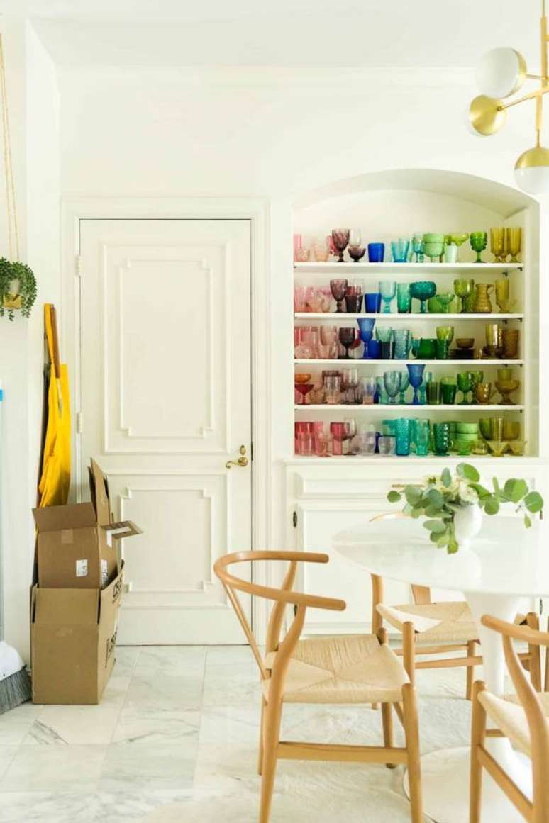 46. Estante decorada com taças de vidro coloridas – Foto A Beautiful Mess