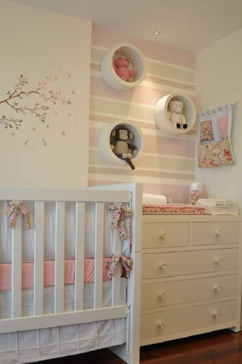 57. Quarto de bebê feminino branco e rosa decorado com cômoda com trocador para bebê branca – Foto: Studio1202