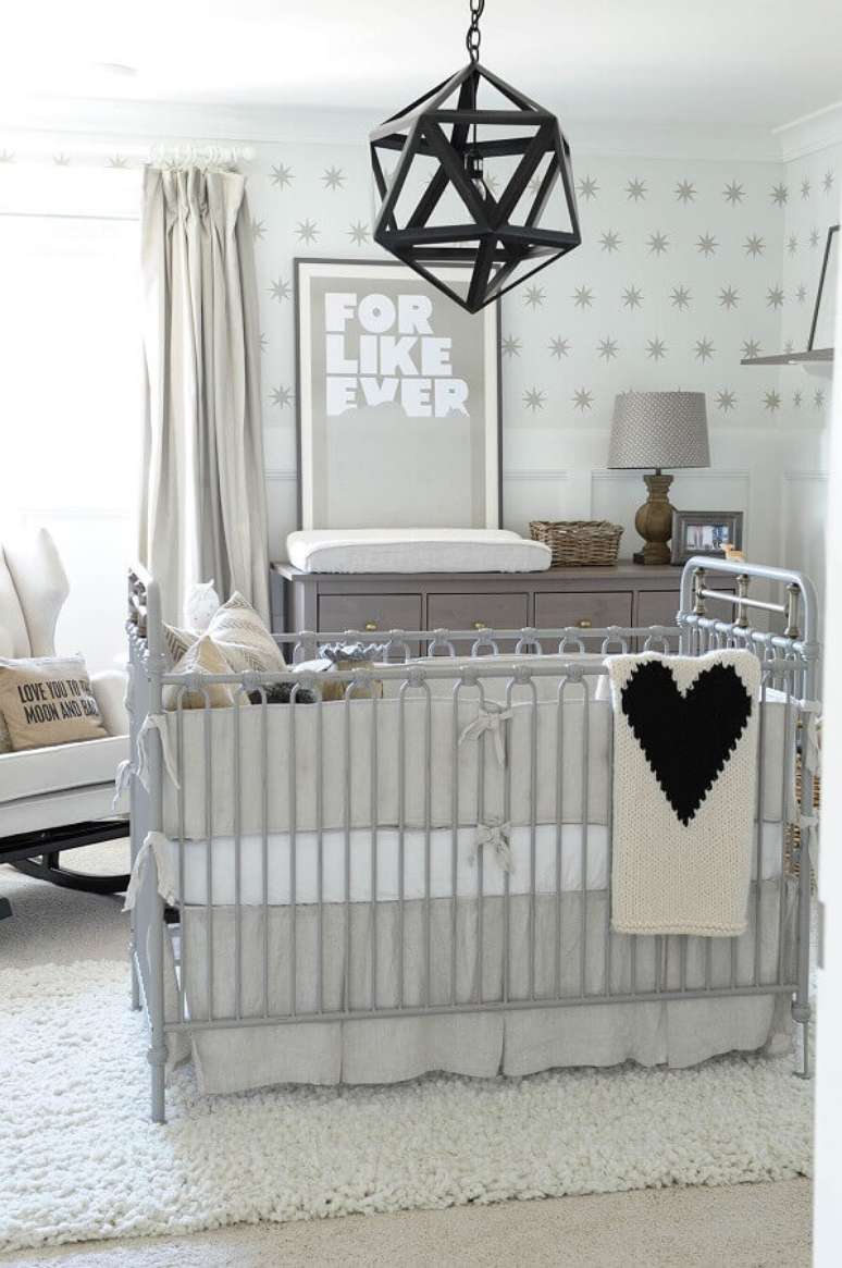 20. Cômoda com trocador para decoração de quarto de bebê cinza e branco – Foto: Home Fashion Trend