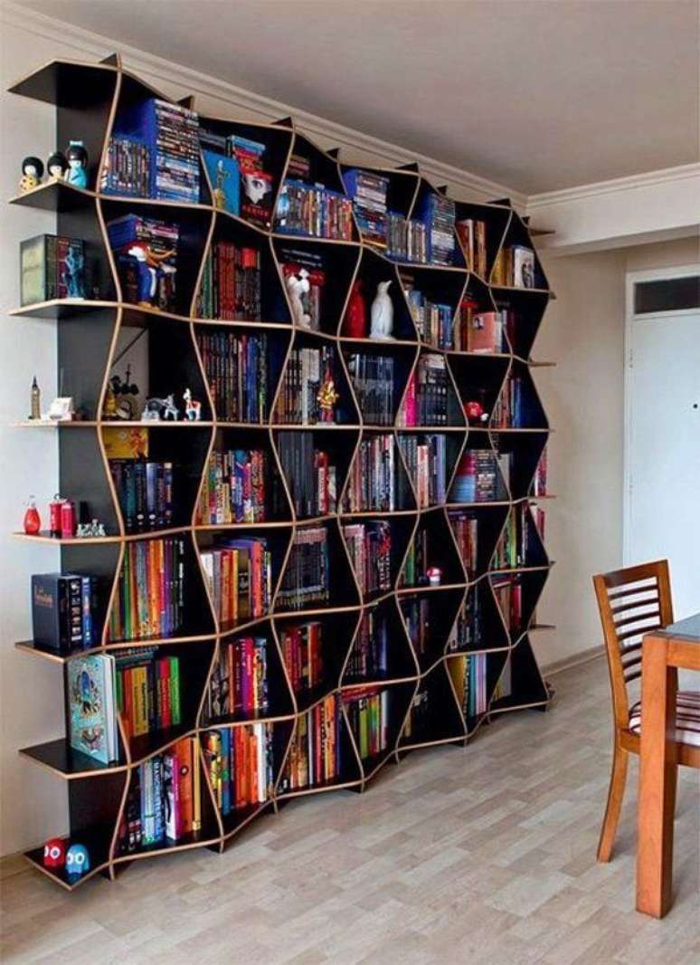47. Estante moderna com livros variados – Foto Pinterest