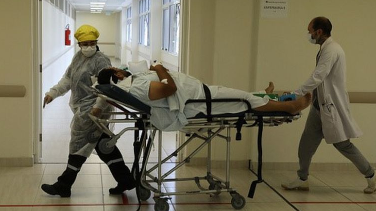 Estudo revelou que dos hospitalizados de 40 a 59 anos, 19% morreram na primeira onda, enquanto cerca de 30% morreram na segunda