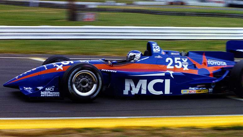 Jeff Krosnoff vinha no meio do pelot&atilde;o em Toronto 