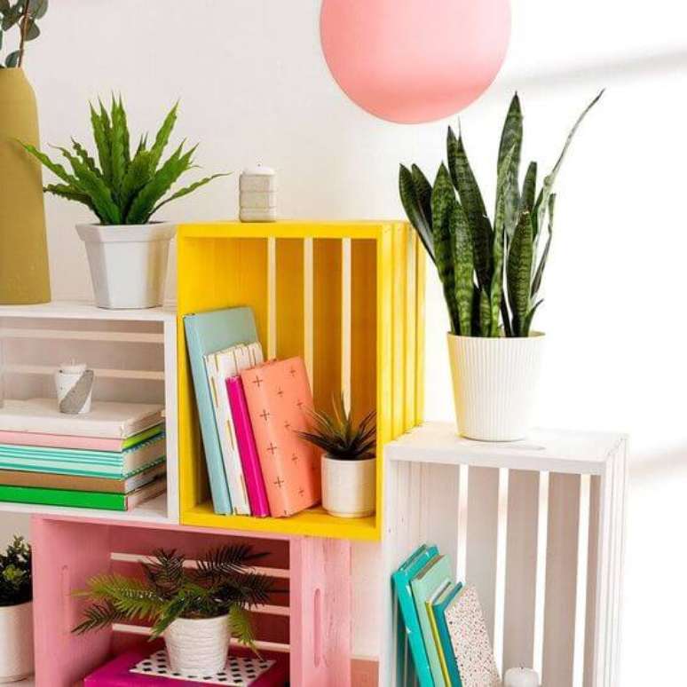 54. Mini estante colorida feita de caixote &ndash; Foto Brit