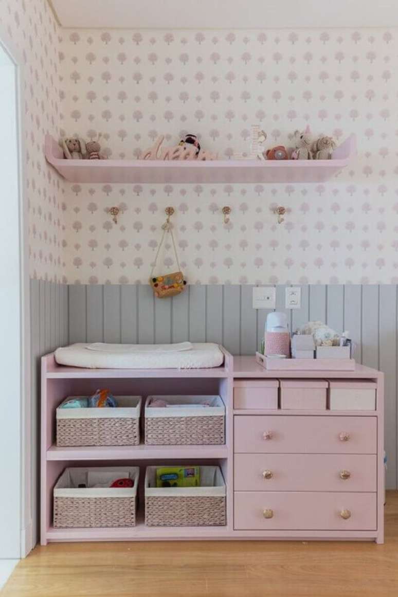 29. Cômoda infantil com trocador para decoração de quarto de bebê feminino rosa e cinza – Foto: Vobibr
