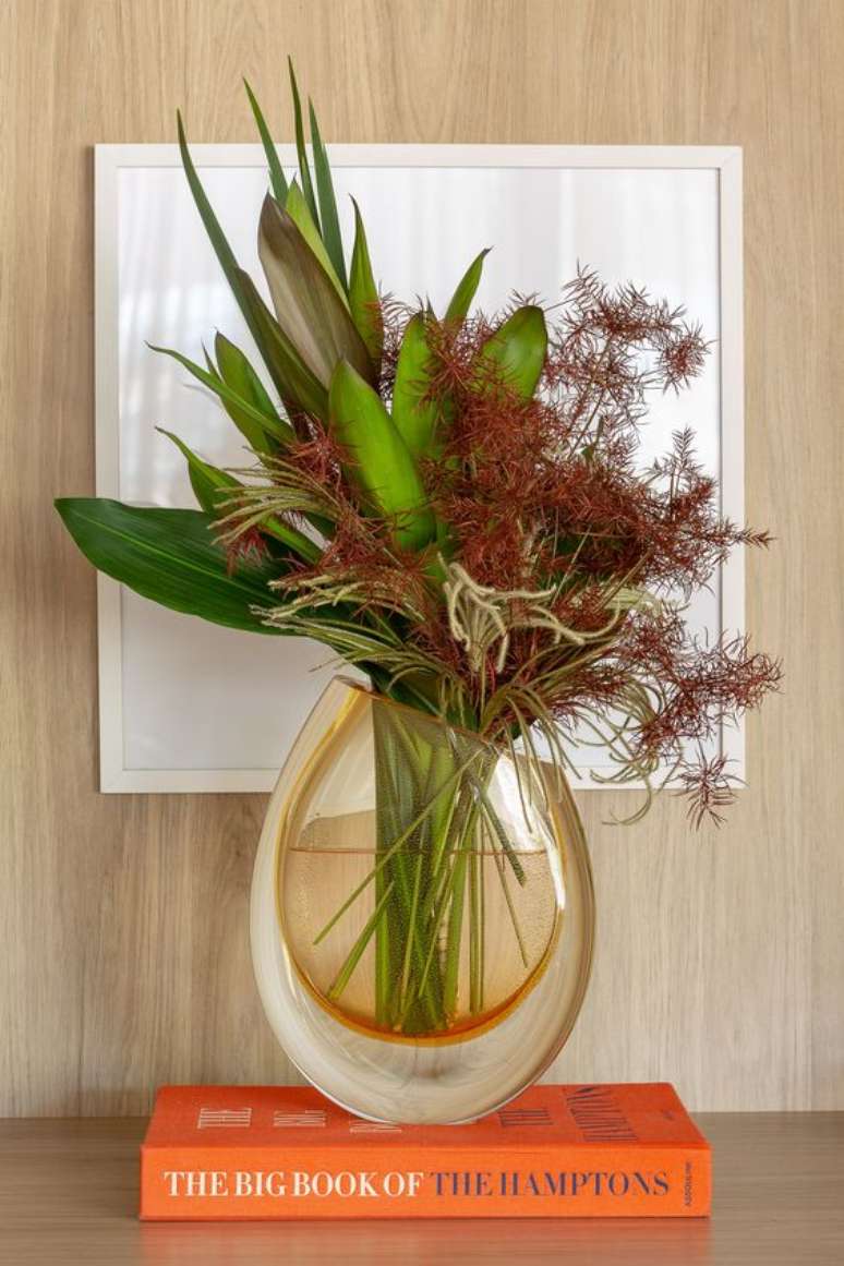 66. Vaso de flor com livro laranja para decorar a estante &ndash; Foto Cristais Cadoro
