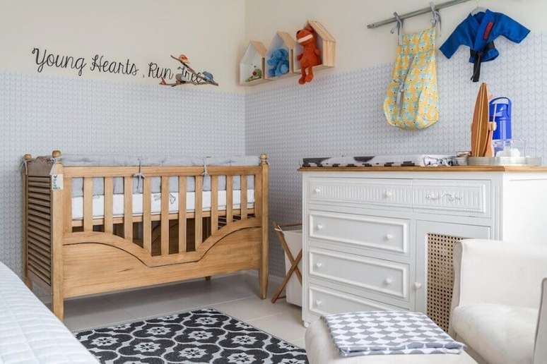 44. Decoração simples para quarto com cômoda com trocador para bebê branca e berço de madeira – Foto: NaToca Design