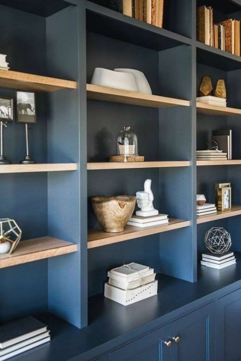 14. Enfeites para estante azul marinho com livros e vasos – Foto Pinterest
