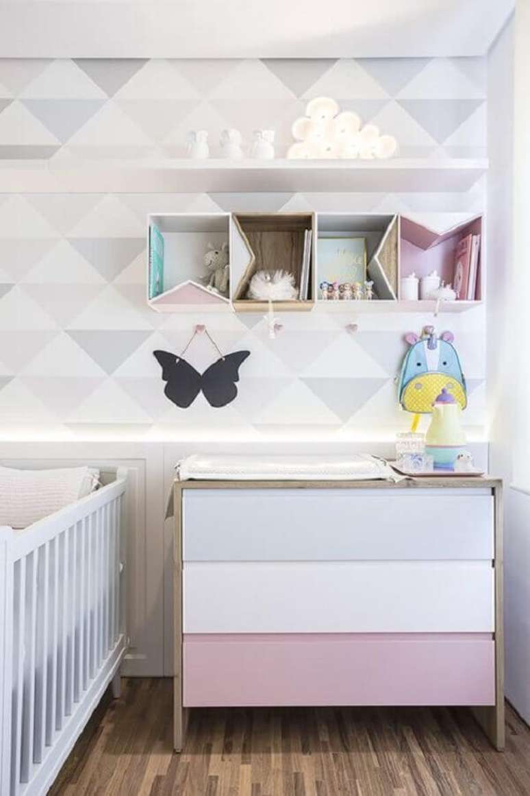 8. Quarto moderno decorado em cores pastéis com cômoda com trocador para bebê – Foto: Jeito de Casa