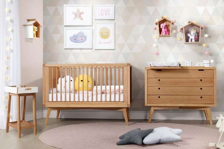 60. Quarto decorado com berço e cômoda de bebê com trocador de madeira – Foto: Deco & Home