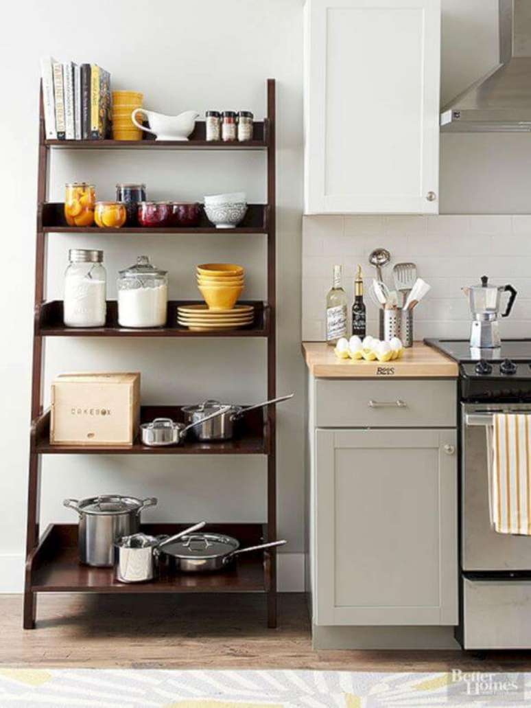 69. Cozinha com estante cavalete decorada com itens de cozinha – Foto BG