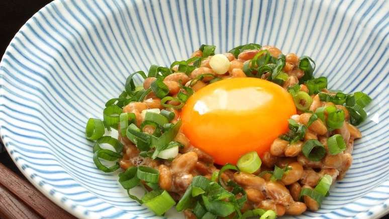 O natto, de vez em quando, é servido com ovos