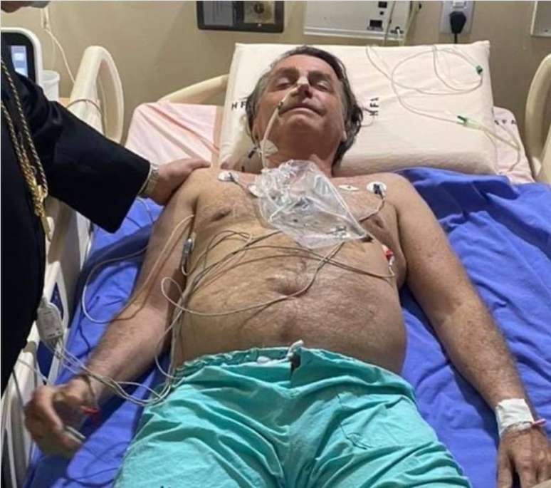 O presidente República, Jair Bolsonaro, em hospital.