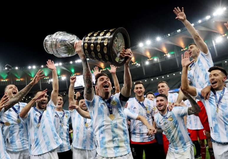 Messi levanta a taça de campeão da Copa América para a Argentina