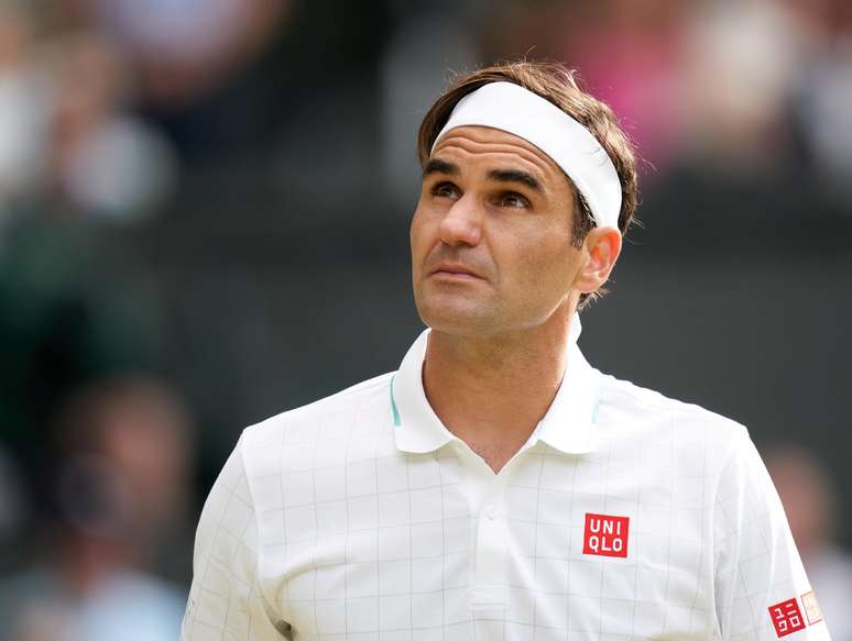 Federer durante a sua última participação em Wimbledon; três raquetes usadas por ele na edição de 2019 do Grand Slam foram leiloadas