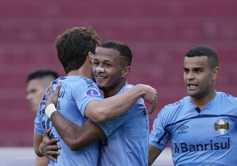 Grêmio vence LDU fora e abre vantagem na Sul-Americana