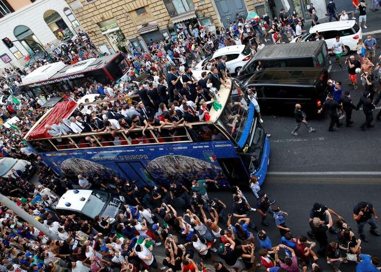 Jogadores da sele&ccedil;&atilde;o italiana desfilam em carro aberto em Roma ap&oacute;s conquistarem o t&iacute;tulo da Eurocopa
12/07/2021 REUTERS/Remo Casilli
