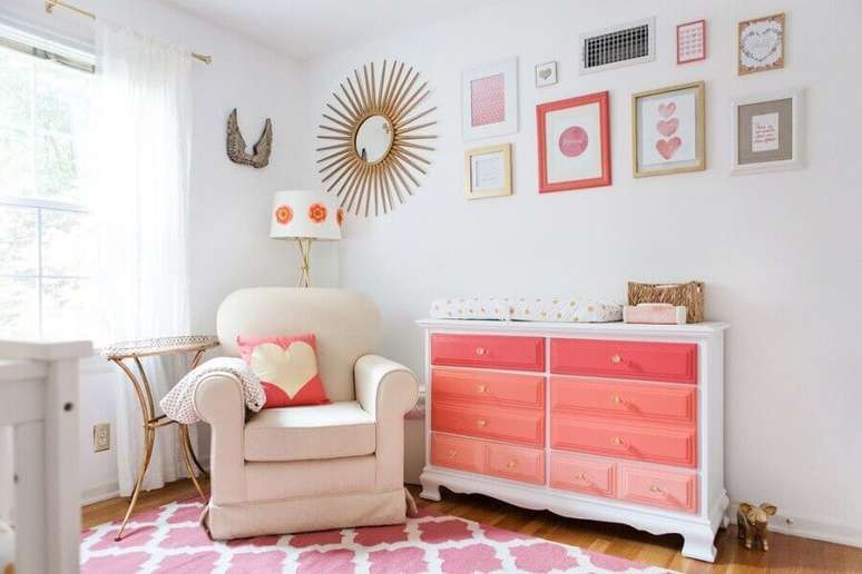 30. Cômoda para bebê com trocador para decoração de quarto branco e rosa – Foto: Pinterest
