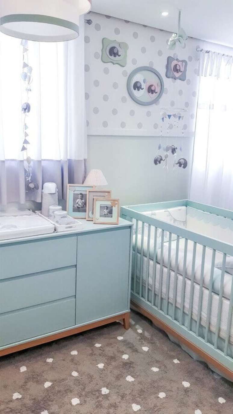 18. Decoração para quarto de bebê azul claro com cômoda de bebê com trocador – Foto: Puro Amor Baby Shop