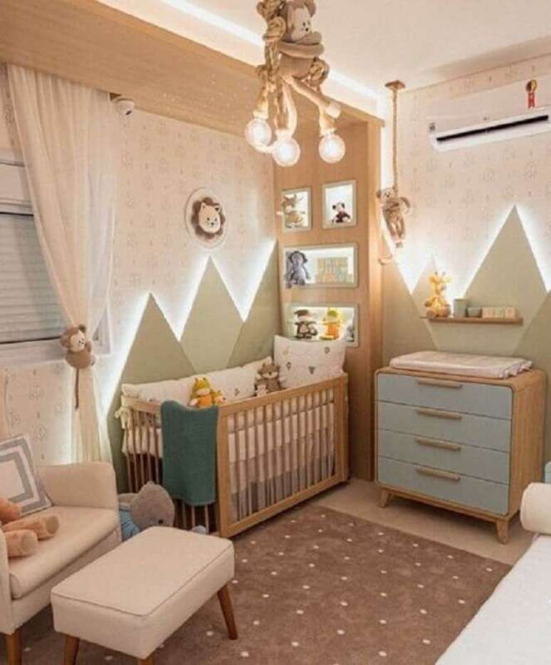 42. Decoração de quarto de bebê planejado com cômoda com trocador retrô de madeira – Foto: Pinterest