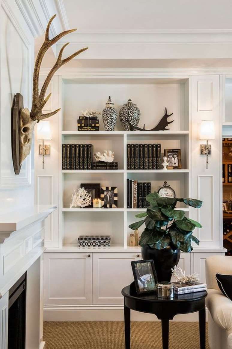 19. Enfeites para estante com livros e vasos preto e branco &ndash; Foto Pinterest