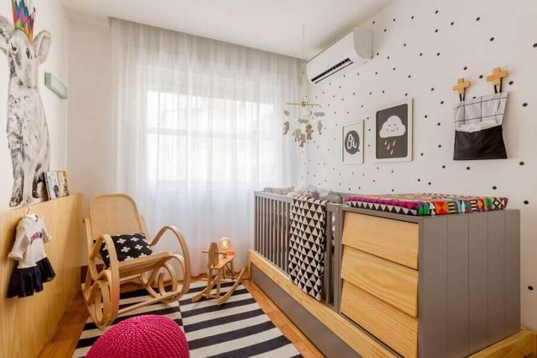 12. O berço com cômoda e trocador é excelente para decorar quarto de bebê pequeno – Foto: NaToca Design