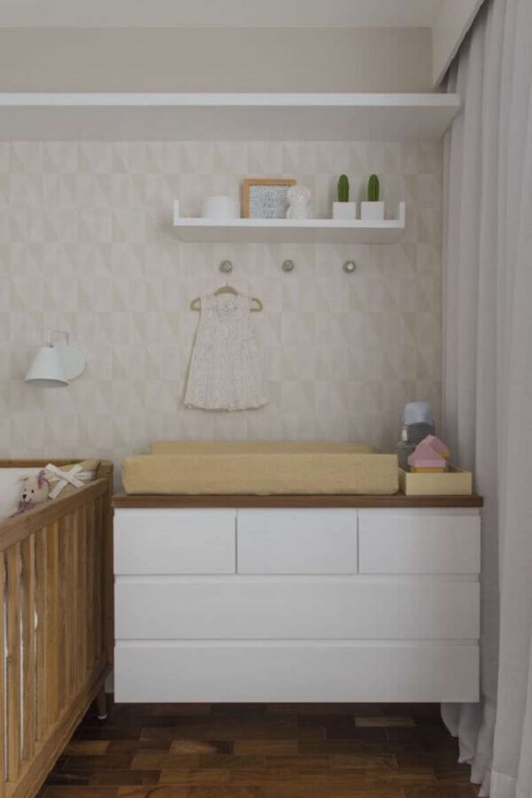 55. Cômoda com trocador suspensa para decoração de quarto de bebê em cores neutras – Foto: Now Arquitetura