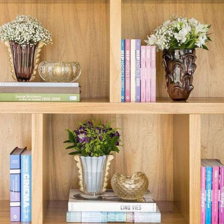 45. Estante decorada com livros e vasos de flores – Foto Reciclar e Decorar