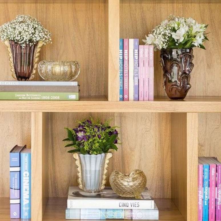 45. Estante decorada com livros e vasos de flores &ndash; Foto Reciclar e Decorar