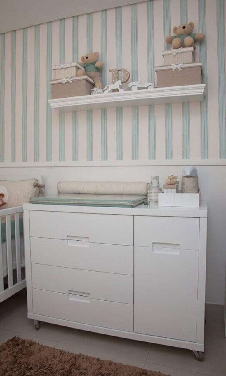 45. Cômoda com trocador branca para decoração de quarto de bebê com papel de parede listrado – Foto: Pinterest