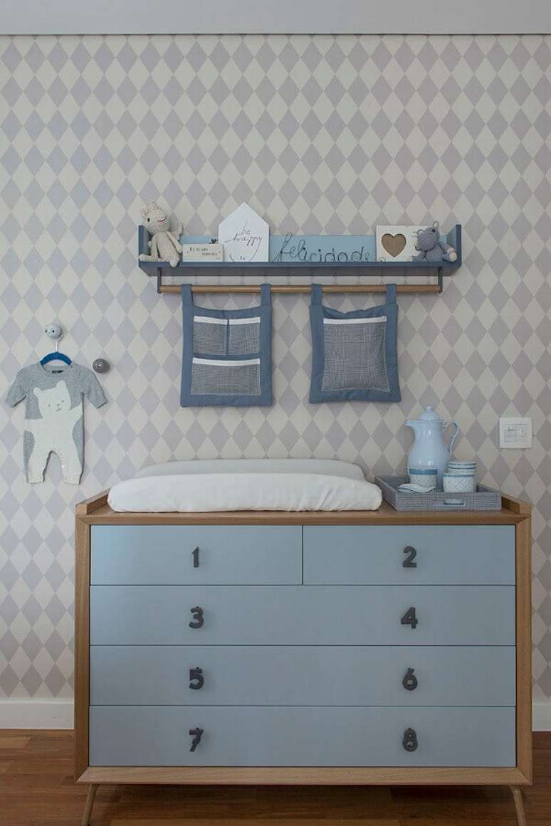 49. Quarto de bebê azul e cinza decorado com cômoda infantil com trocador com puxadores de números – Foto: Conexão Decor