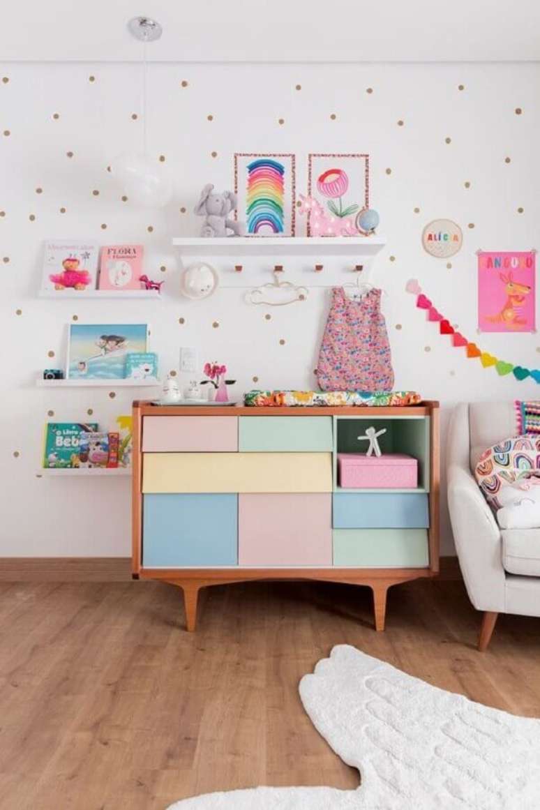 6. Quarto de bebê branco decorado com cômoda infantil com trocador com gavetas coloridas diferentes – Foto: MOOUI