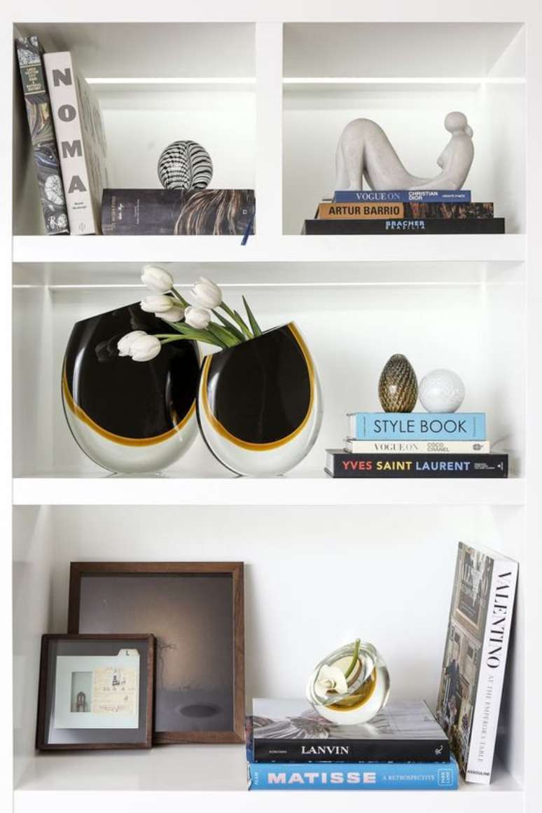 1. Enfeites para estante com vasos pretos e livros – Foto Vamos Receber
