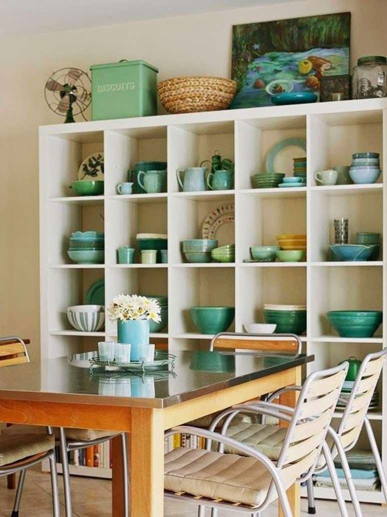 53. Mesa de jantar com enfeites para estante na cor turquesa – Foto Arquitrecos
