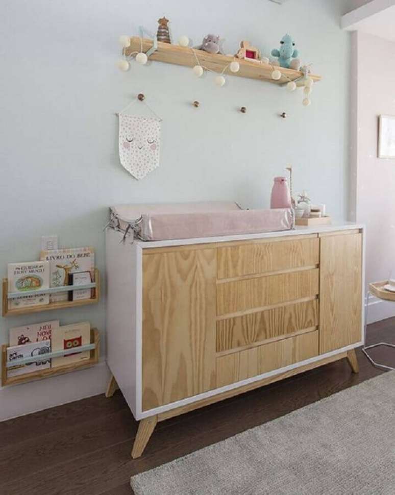 40. Decoração de quarto de bebê branco com cômoda com trocador branca com madeira – Foto: Constance Zahn
