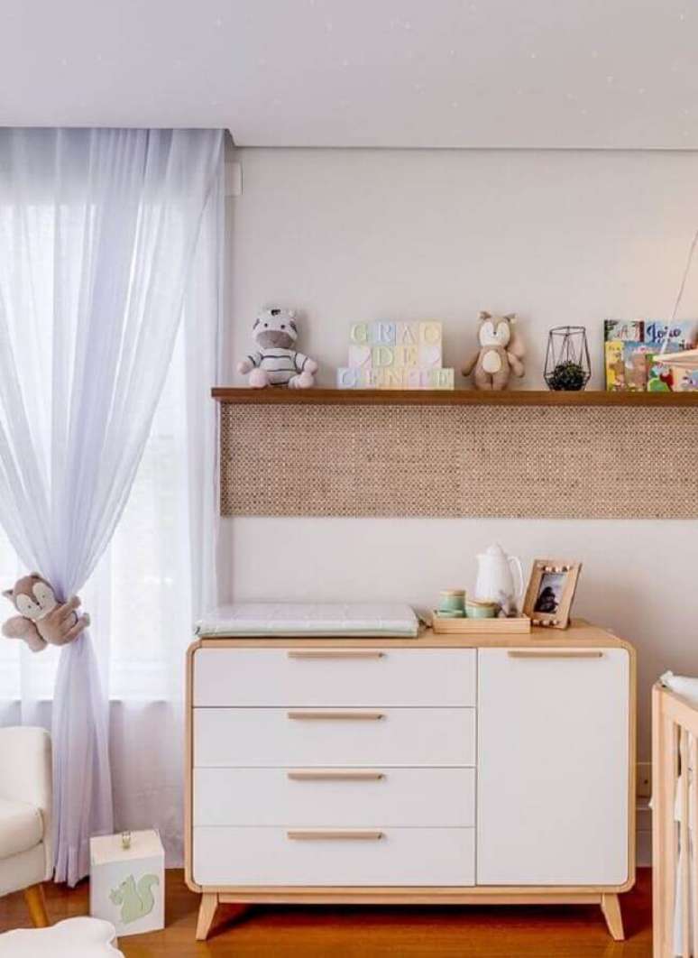 22. Decoração de quarto de bebê com cômoda com trocador retrô branca com madeira – Foto: Grão de Gente