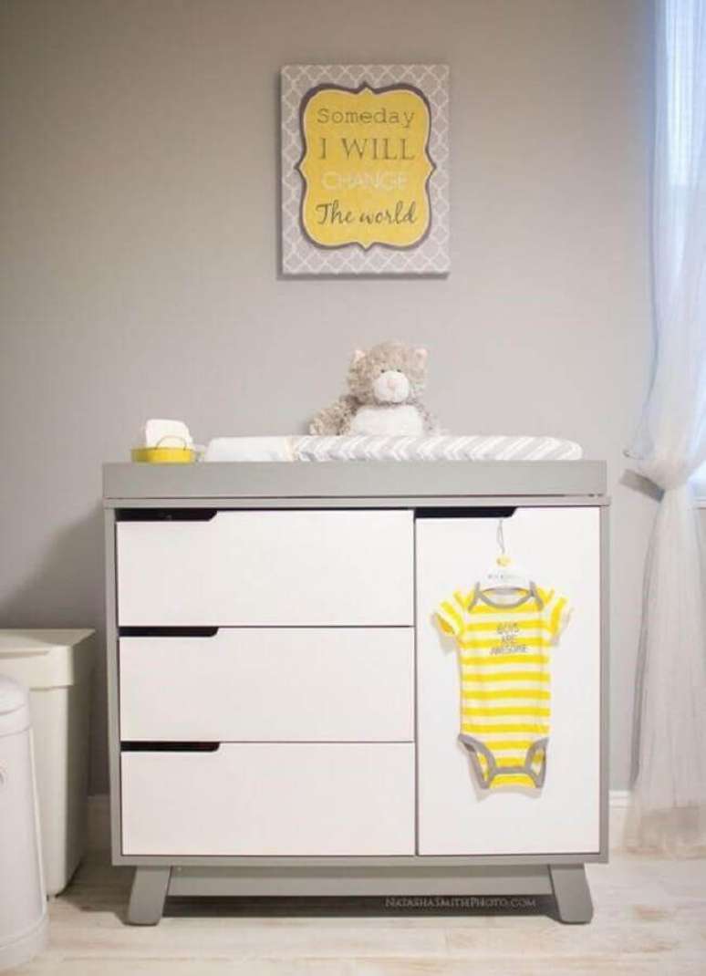 48. Quarto cinza decorado com cômoda para bebê com trocador pequena – Foto: Pinterest