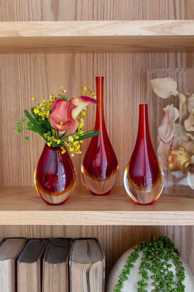 68. Conjunto de vasos vermelhos para decorar a estante de casa – Foto Cristais Cadoro