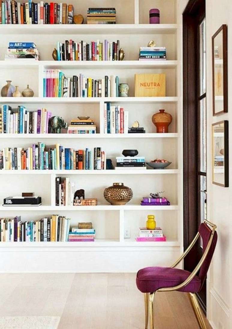 25. Enfeites para estante de livros na sala de estar – Foto Pinterest