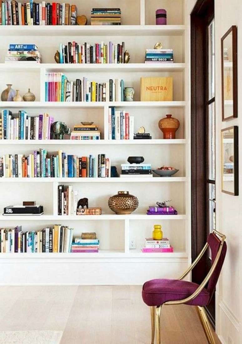 25. Enfeites para estante de livros na sala de estar &ndash; Foto Pinterest