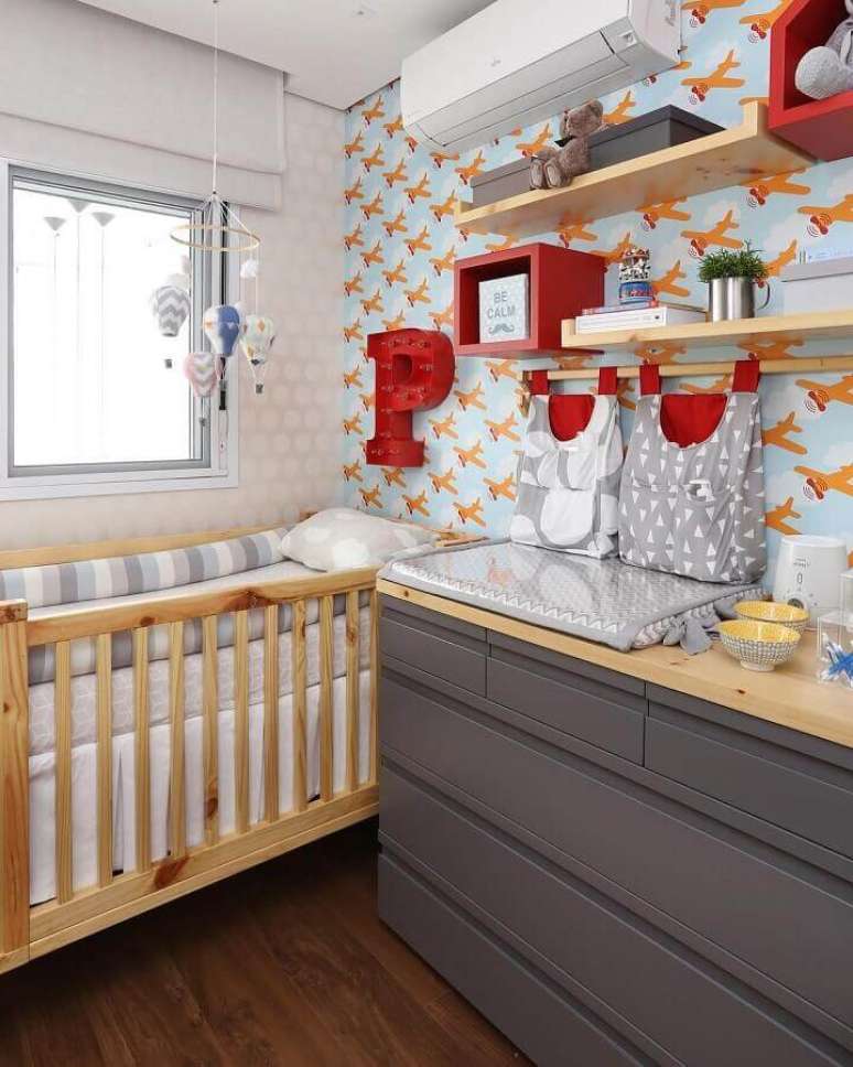 15. Papel de parede com estampa de aviões para decoração de quarto com cômoda para bebê com trocador cinza – Foto: Home Fashion Trend