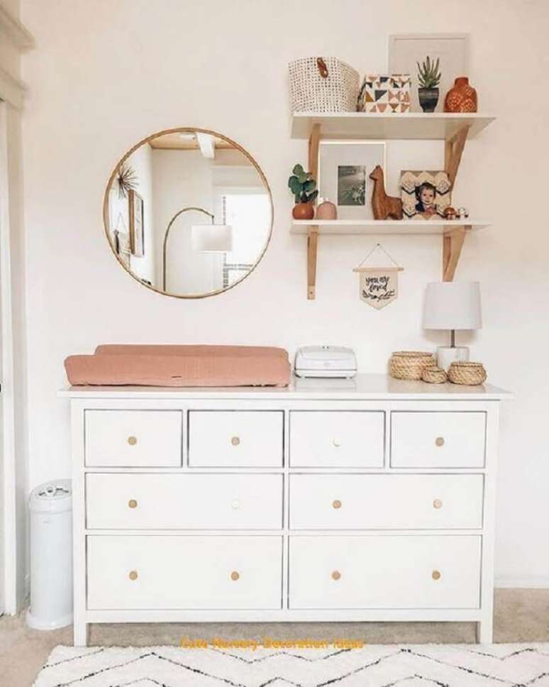 31. Cômoda para bebê com trocador para decoração de quarto branco simples – Foto: Beatriz Quinelato Arquitetura