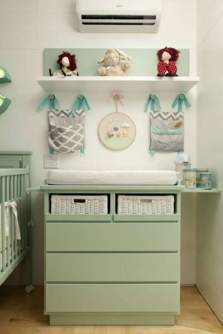 21. Modelos colorido de cômoda infantil com trocador para decoração de quarto de bebê verde e branco – Foto: Beatriz Quinelato Arquitetura
