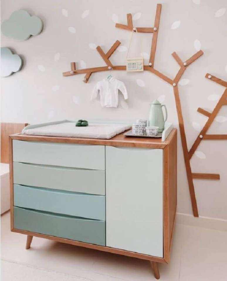17. Cômoda com trocador e gavetas coloridas para decoração de quarto de bebê moderno – Foto: LZ Mini