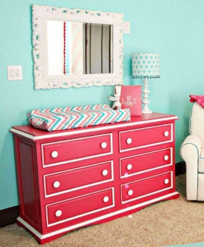 58. Quarto de bebê simples decorado com cômoda infantil com trocador rosa – Foto: Pinterest