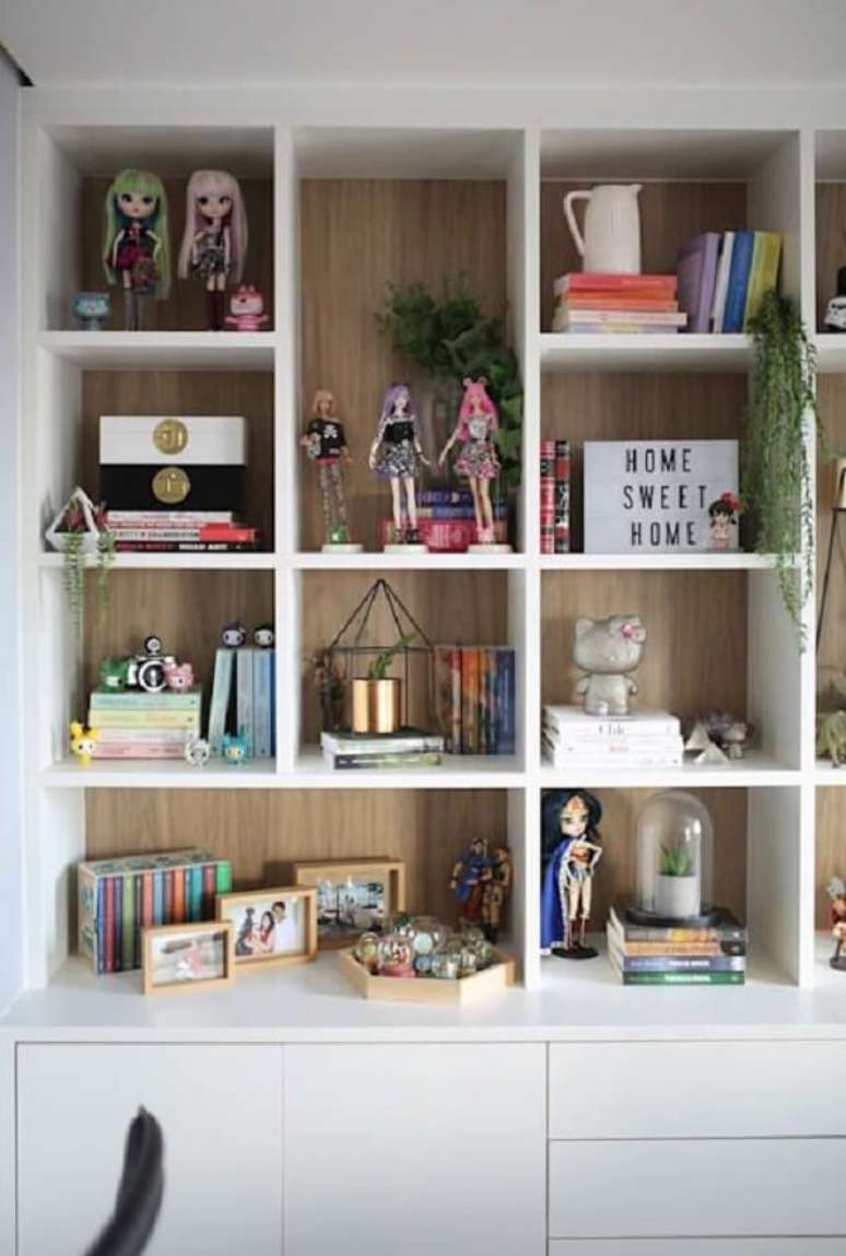 40. Estante com enfeites de bonecas e livros – Foto Homify