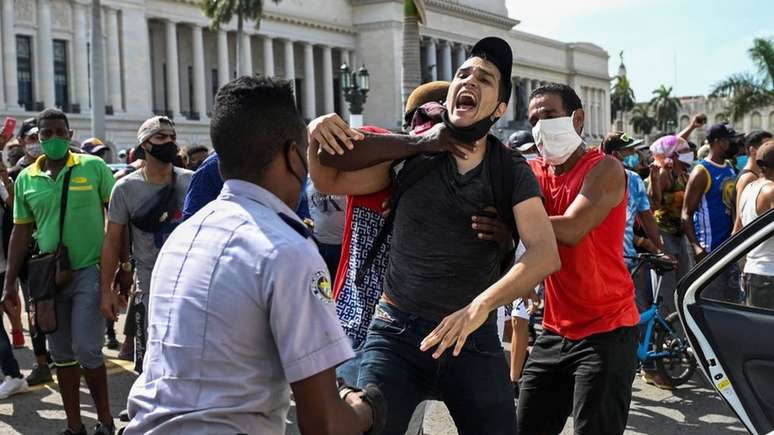 Manifestantes foram detidos por agentes de segurança do país