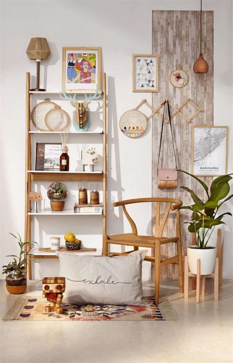 9. Sala rustica com estante cavalete de madeira &ndash; Foto Lanacion
