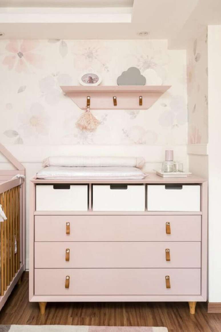 2. Cômoda com trocador para decoração de quarto de bebê rosa claro – Foto: Lilibee
