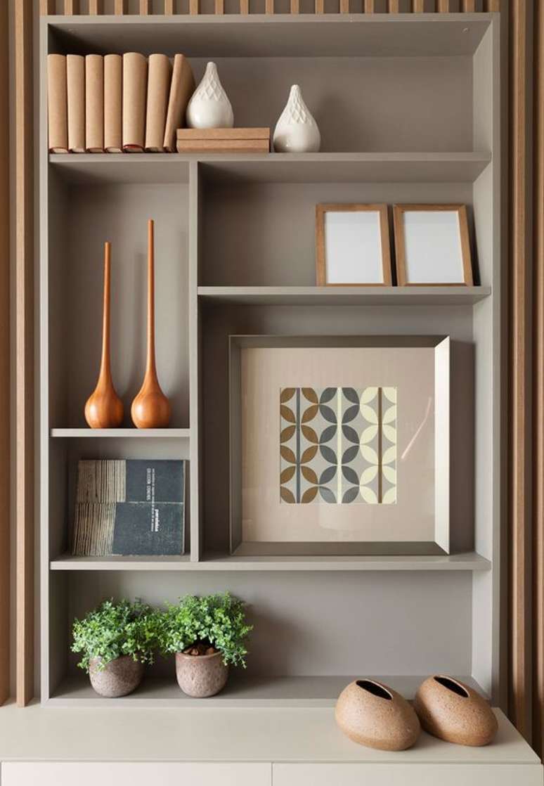 20. Enfeites para estante com quadros e vasos &ndash; Foto Casa de Valentina