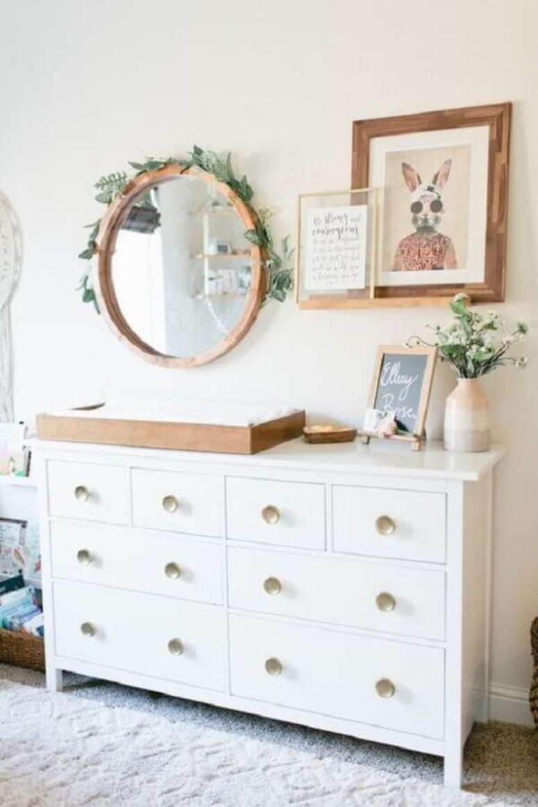 35. Decoração clean para quarto de bebê com espelho redondo e cômoda com trocador branca – Foto: Home Fashion Trend